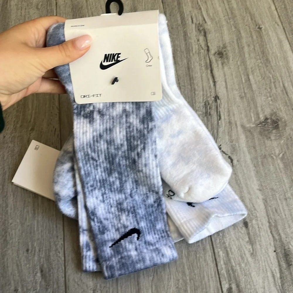 New!! Nike Dri-FIT Blue and White Crew Socks_2